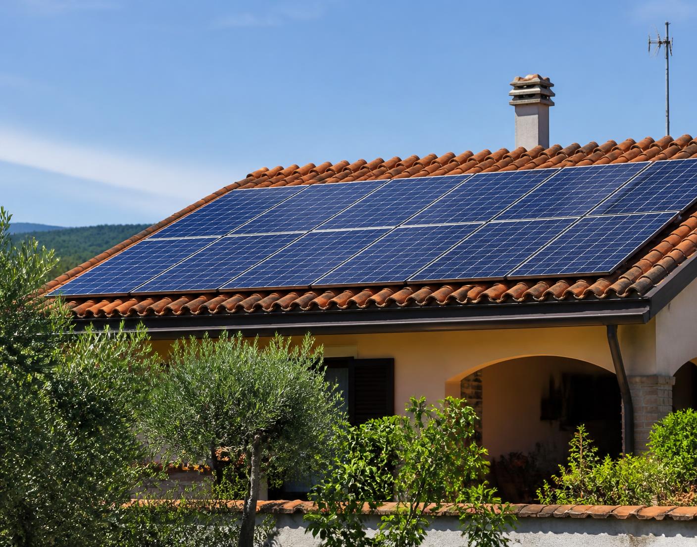 Abitazione con pannelli fotovoltaici sul tetto